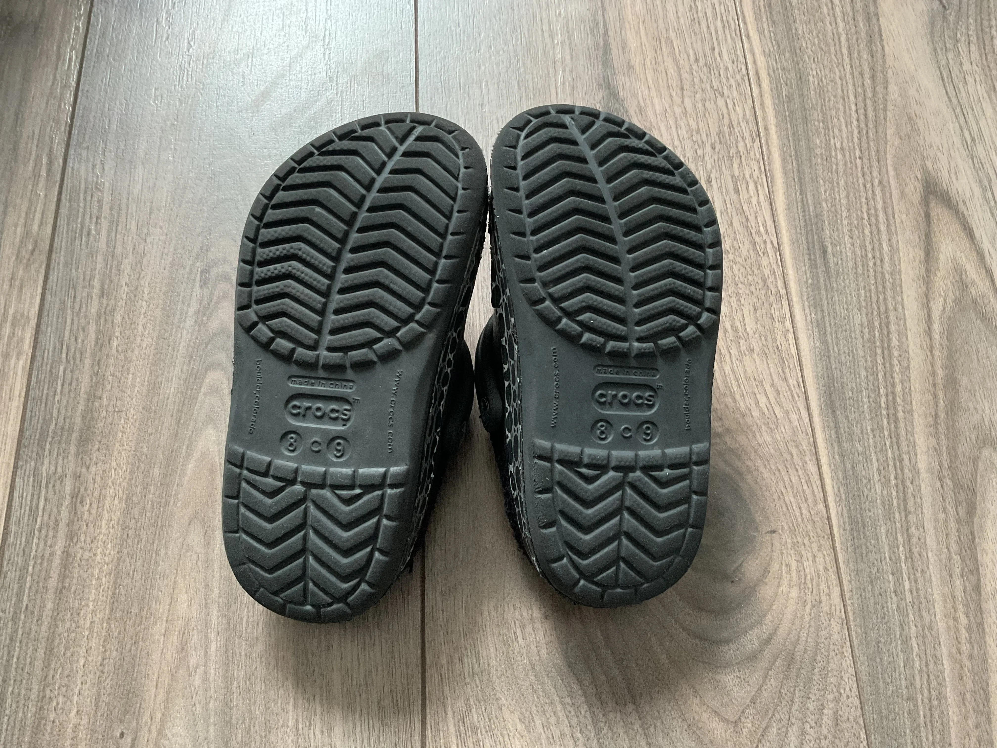 Black Lines Crocs Size 8/9, Shoes 8 (Toddler:2-4yr)