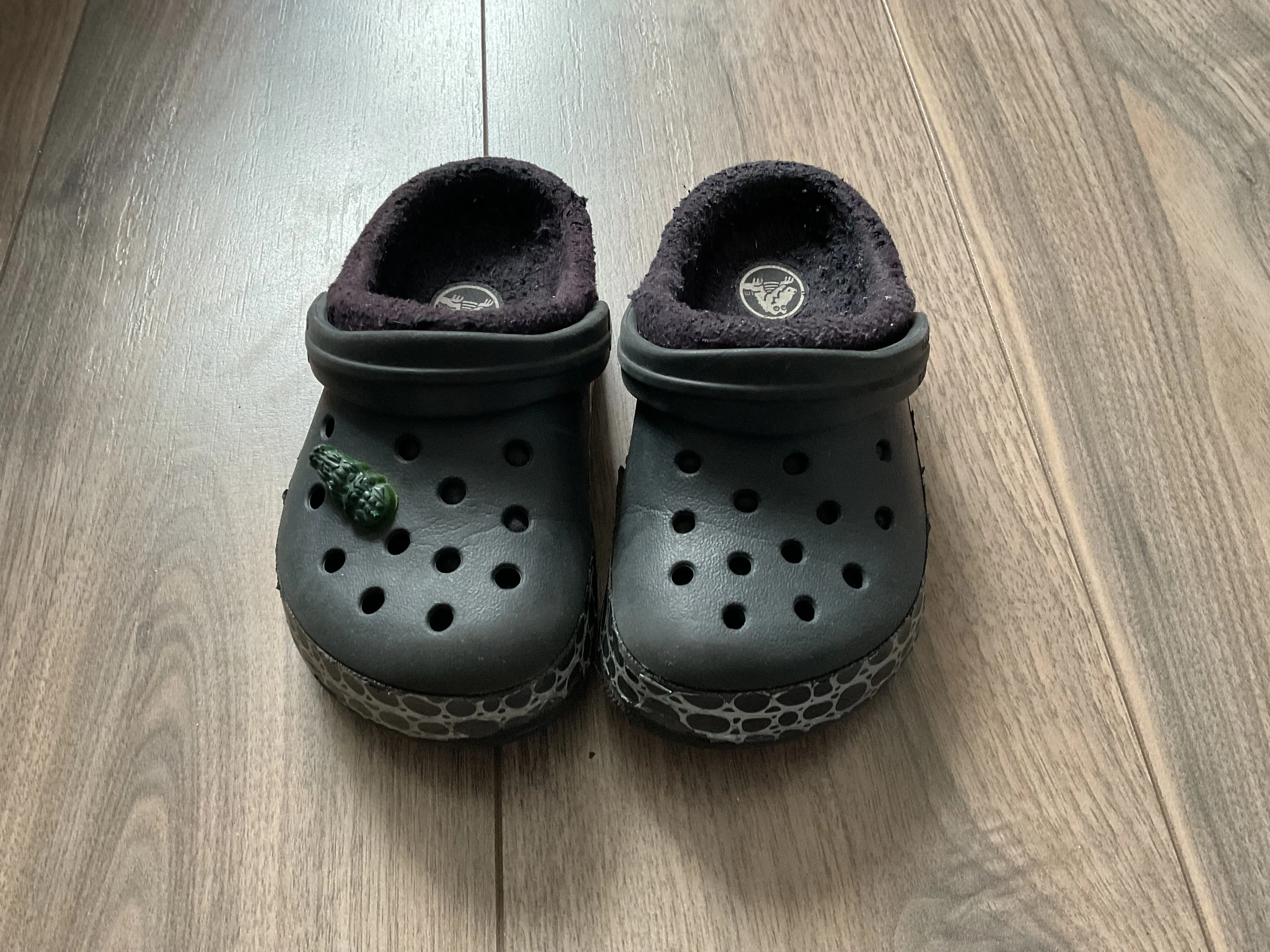Black Lines Crocs Size 8/9, Shoes 8 (Toddler:2-4yr)