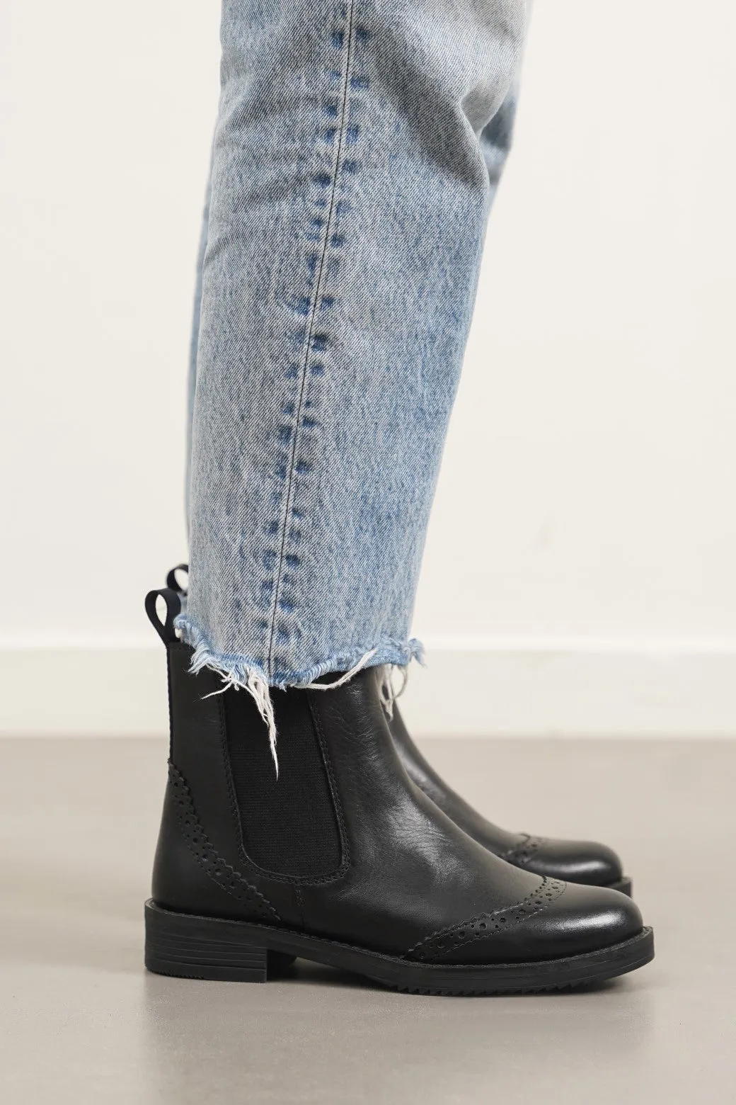 BROGUE LEATHER BOOTS