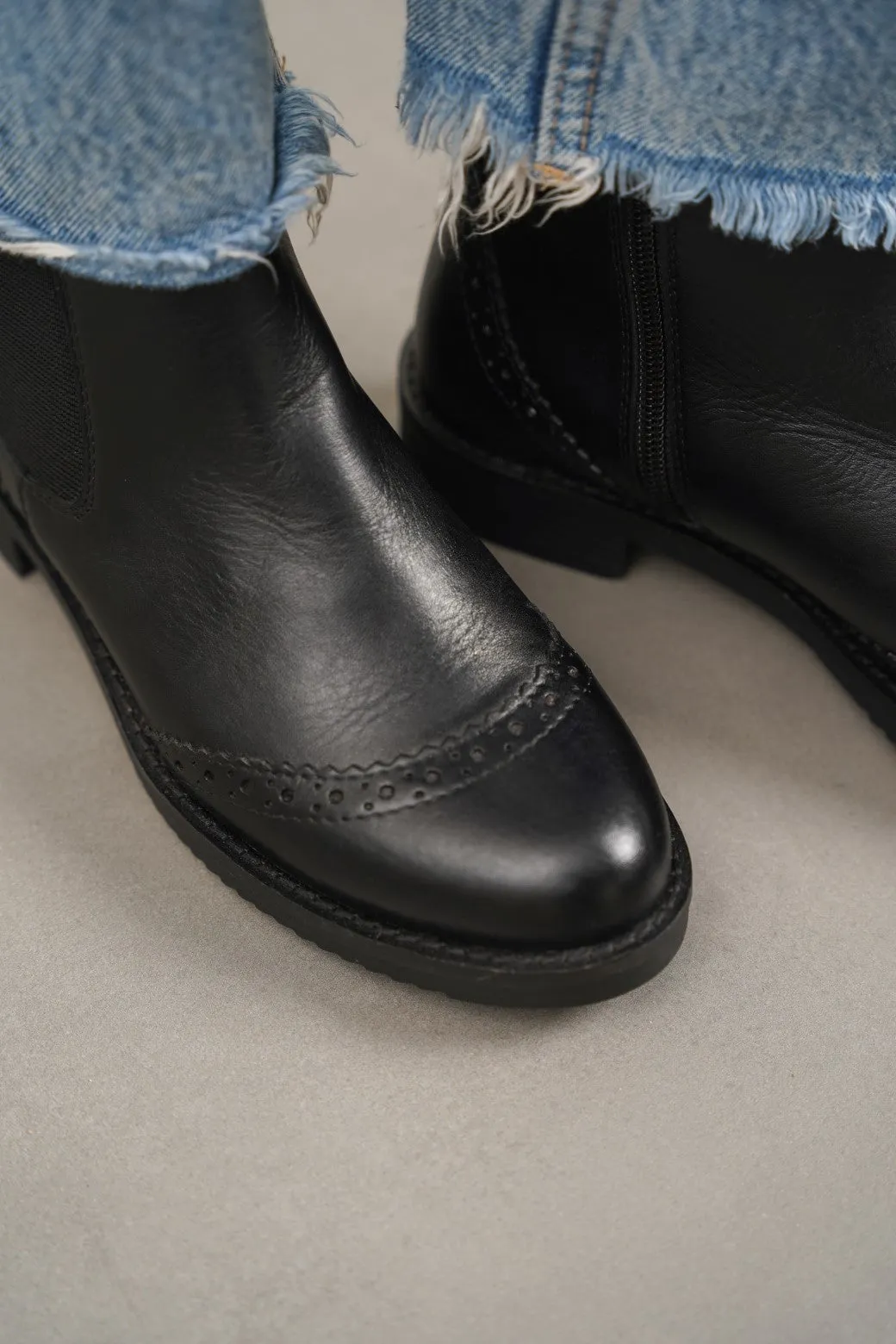 BROGUE LEATHER BOOTS