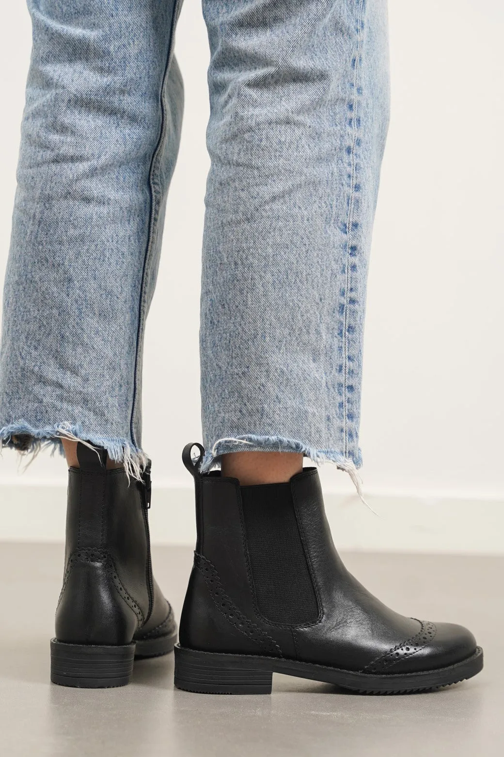 BROGUE LEATHER BOOTS