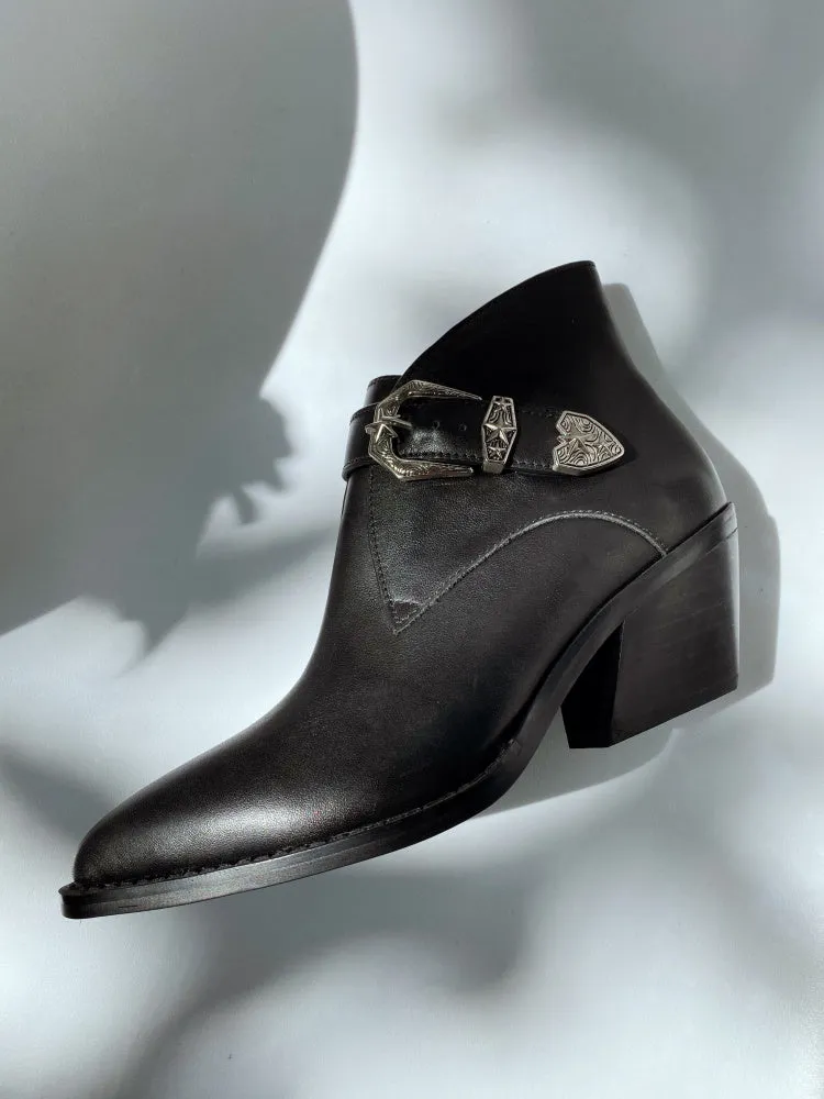 LUXE SEVEN DESIGN BUCKLE DETAIL HEELED CHELSEA BOOTS IN BLACK