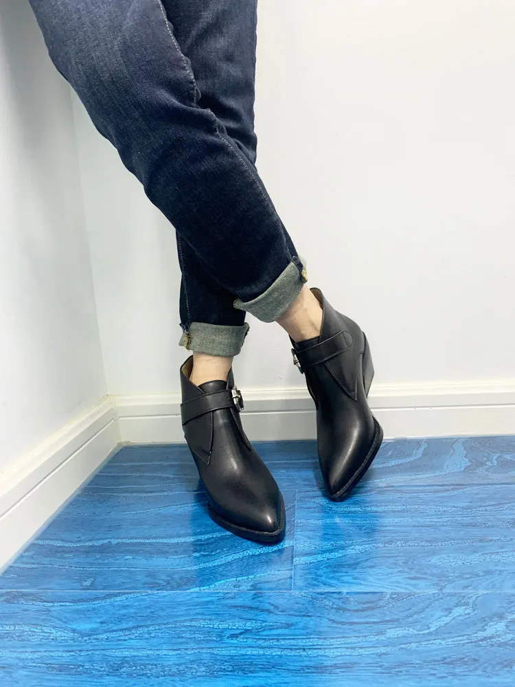 LUXE SEVEN DESIGN BUCKLE DETAIL HEELED CHELSEA BOOTS IN BLACK