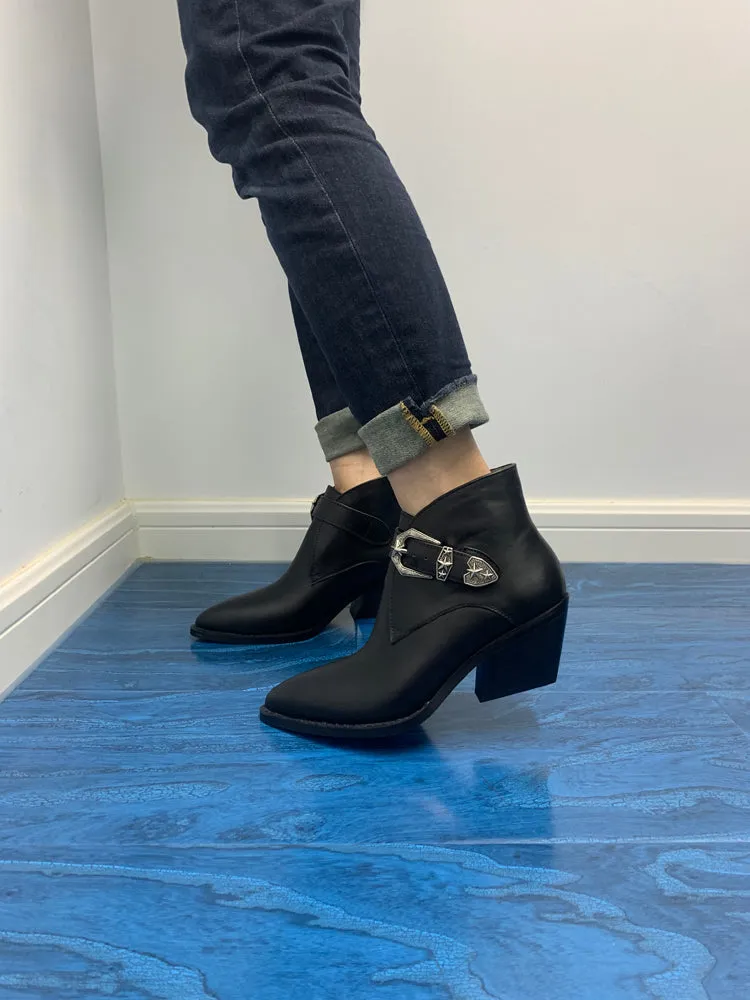 LUXE SEVEN DESIGN BUCKLE DETAIL HEELED CHELSEA BOOTS IN BLACK