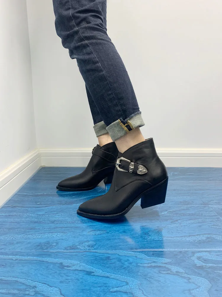 LUXE SEVEN DESIGN BUCKLE DETAIL HEELED CHELSEA BOOTS IN BLACK