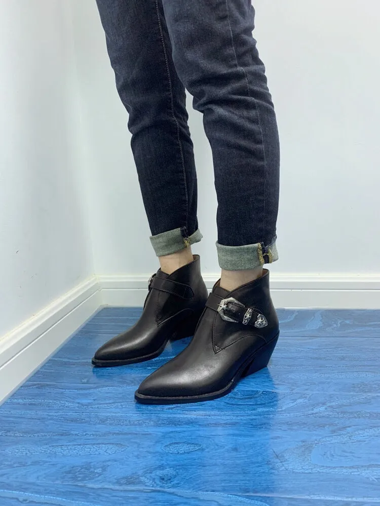 LUXE SEVEN DESIGN BUCKLE DETAIL HEELED CHELSEA BOOTS IN BLACK