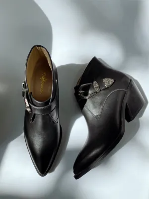 LUXE SEVEN DESIGN BUCKLE DETAIL HEELED CHELSEA BOOTS IN BLACK