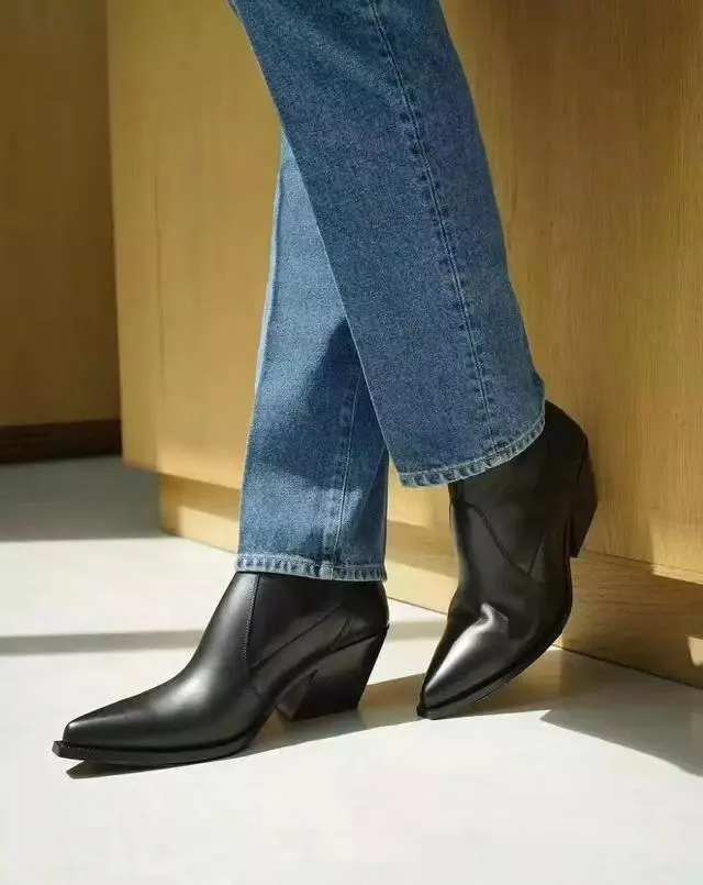 LUXE SEVEN DESIGN BUCKLE DETAIL HEELED CHELSEA BOOTS IN BLACK